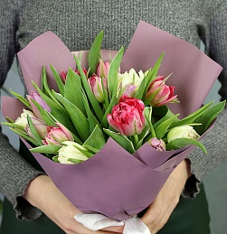 Букет из 15 тюльпанов пионовидных микс в дизайнерской упаковке