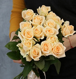 Букет из 15 кремовых роз 50-60 см (Россия) под атласную ленту