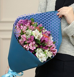 Букет из 15 альстромерий микс в синей упаковке