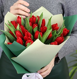Букет из 25 красных тюльпанов стандарт в дизайнерской упаковке