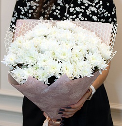 Букет из 9 белых кустовых хризантем в дизайнерской упаковке