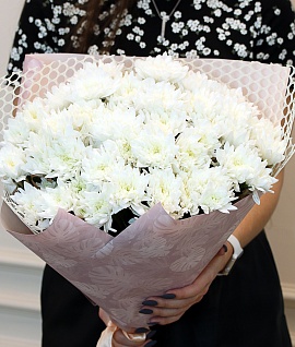 Букет из 9 белых кустовых хризантем в дизайнерской упаковке