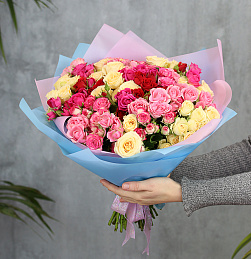 Букет из 51 кустовой розы микс 40 см (Кения) в упаковке