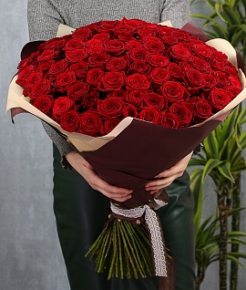 Букет из 101 красной розы 50-60 см (Россия) в упаковке