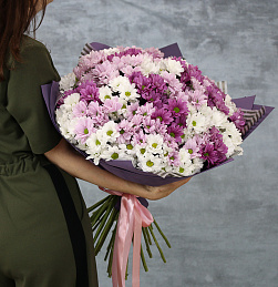 Букет из 35 кустовых хризантем в фиолетовой упаковке