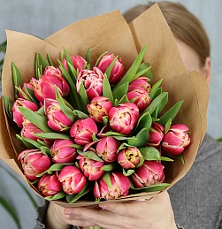 Букет из 25 тюльпанов пионовидных розовых в стильной упаковке