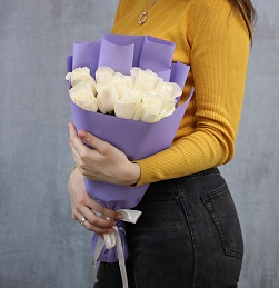 Букет из 9 белых роз 40-50 см (Эквадор) в дизайнерской упаковке