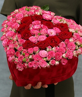 Цветы в коробке из 30 кустовых роз (Кения) и 10 роз (Россия) Рэд Наоми