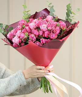 Букет из 15 кустовых розовых роз 50-60 см Бомбастик с эвкалиптом