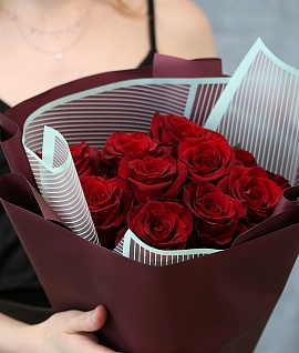 Букет из 9 красных высоких роз premium 70 см (Эквадор) в стильной упаковке