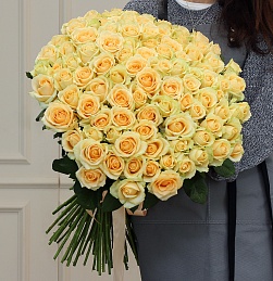 Букет из 101 кремовой розы 50-60 см (Россия) под ленту