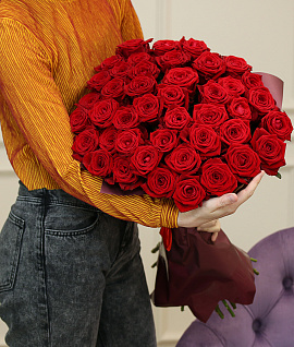 Букет из 51 красной розы 50-60 см (Россия) Рэд Наоми в упаковке