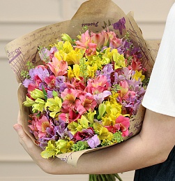Букет из 25 альстромерий микс в упаковке крафт