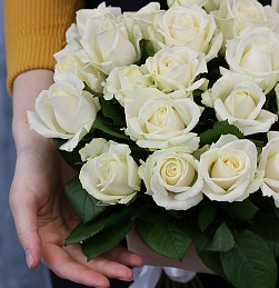 Букет из 21 белой розы 50-60 см (Россия) под атласную ленту