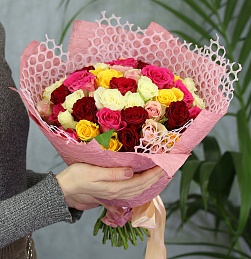 Букет из 51 розы микс 35-40 см (Кения) в упаковке