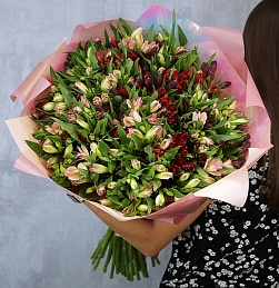 Букет из 51 альстромерии микс в стильной упаковке