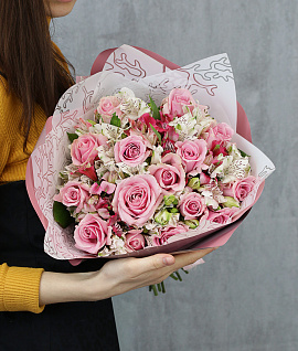 Букет из 15 розовых роз 50-60 см (Россия) и 10 альстромерий