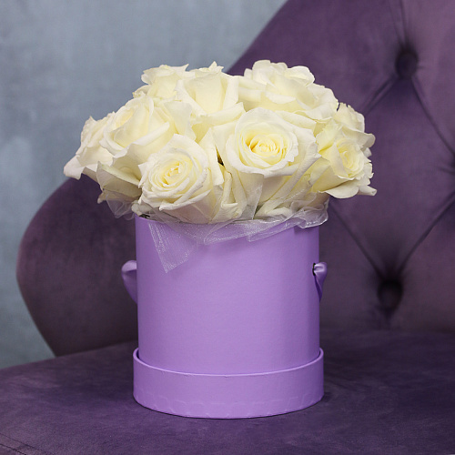 Купить цветы Букет в шляпной коробке LOVE lite в интернет магазине в СПб