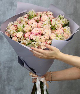 Букет из 15 высоких кустовых роз 60-70 см (Кения) и 10 альстромерий в стильной упаковке